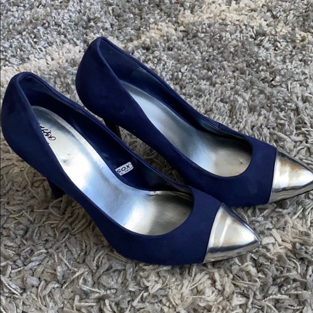 Mossimo Silver Point Pumps